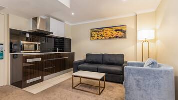 Executive Studio, 1 Queen and 1 Double Sofa Bed | Living area | 40-inch flat-screen TV with cable channels, TV