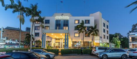 Vista frontal de la propiedad