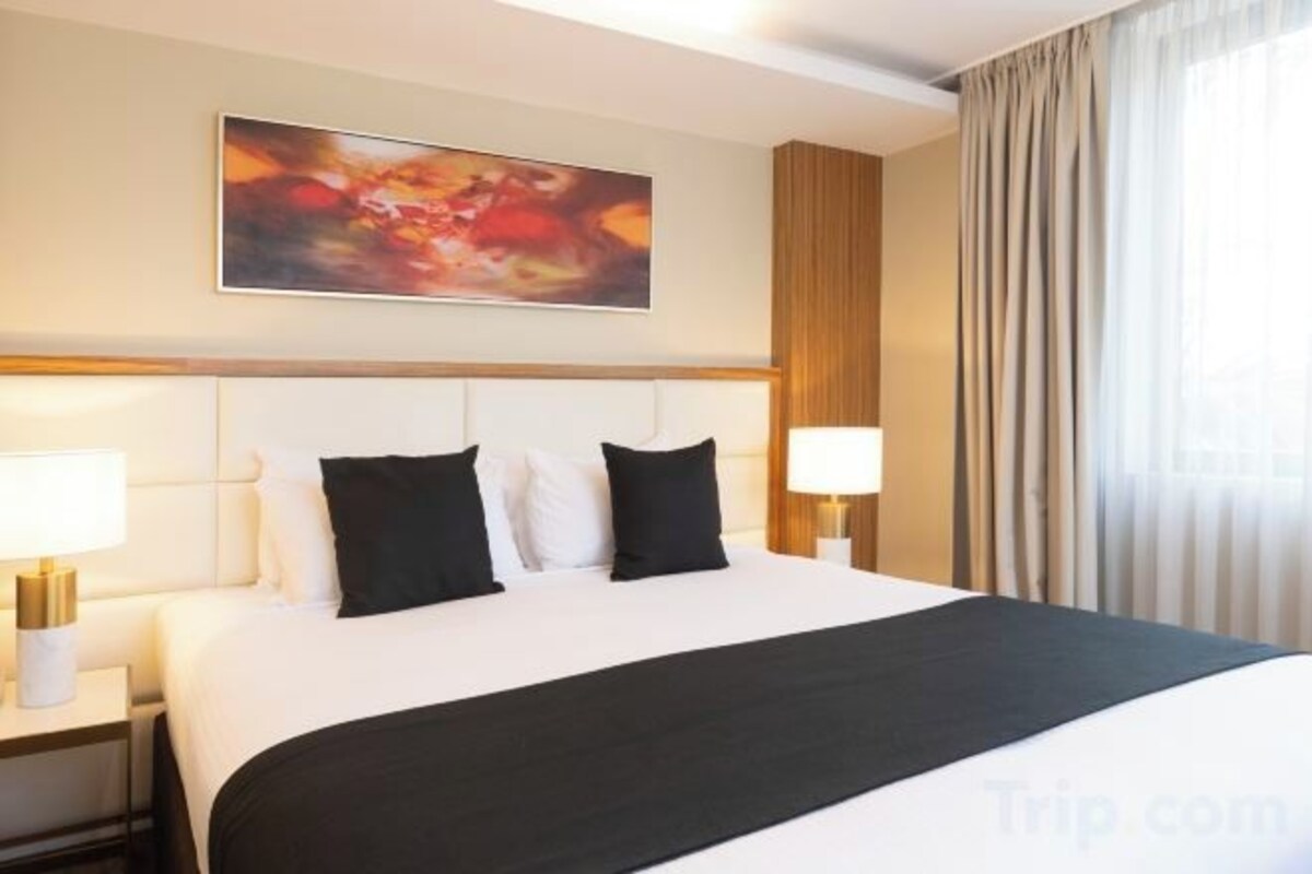 Deluxe Queen Room