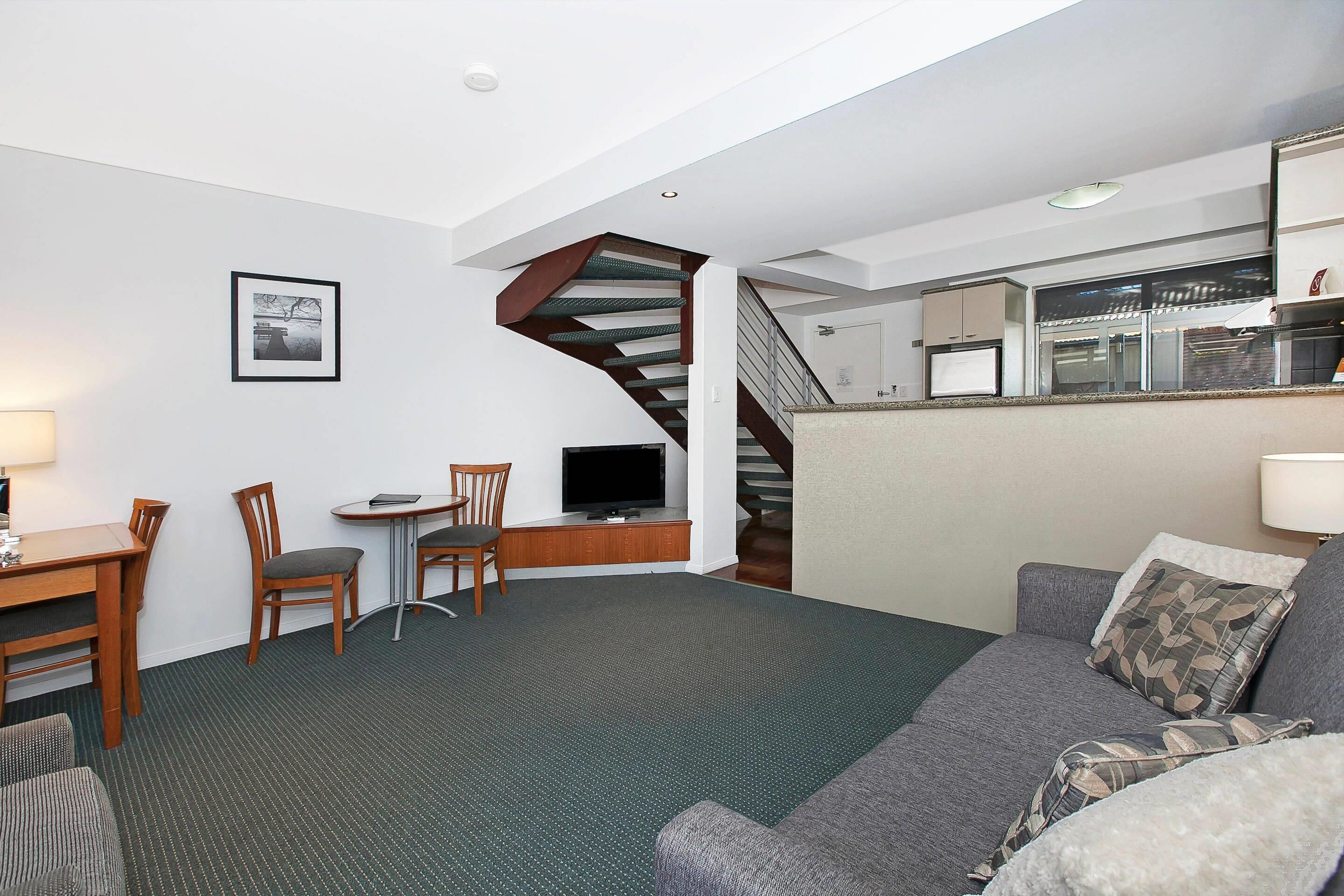 Minibar, skrivebord, lydisolert og strykejern/-brett