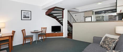 Minibar, skrivebord, lydisolering, strygejern/strygebræt