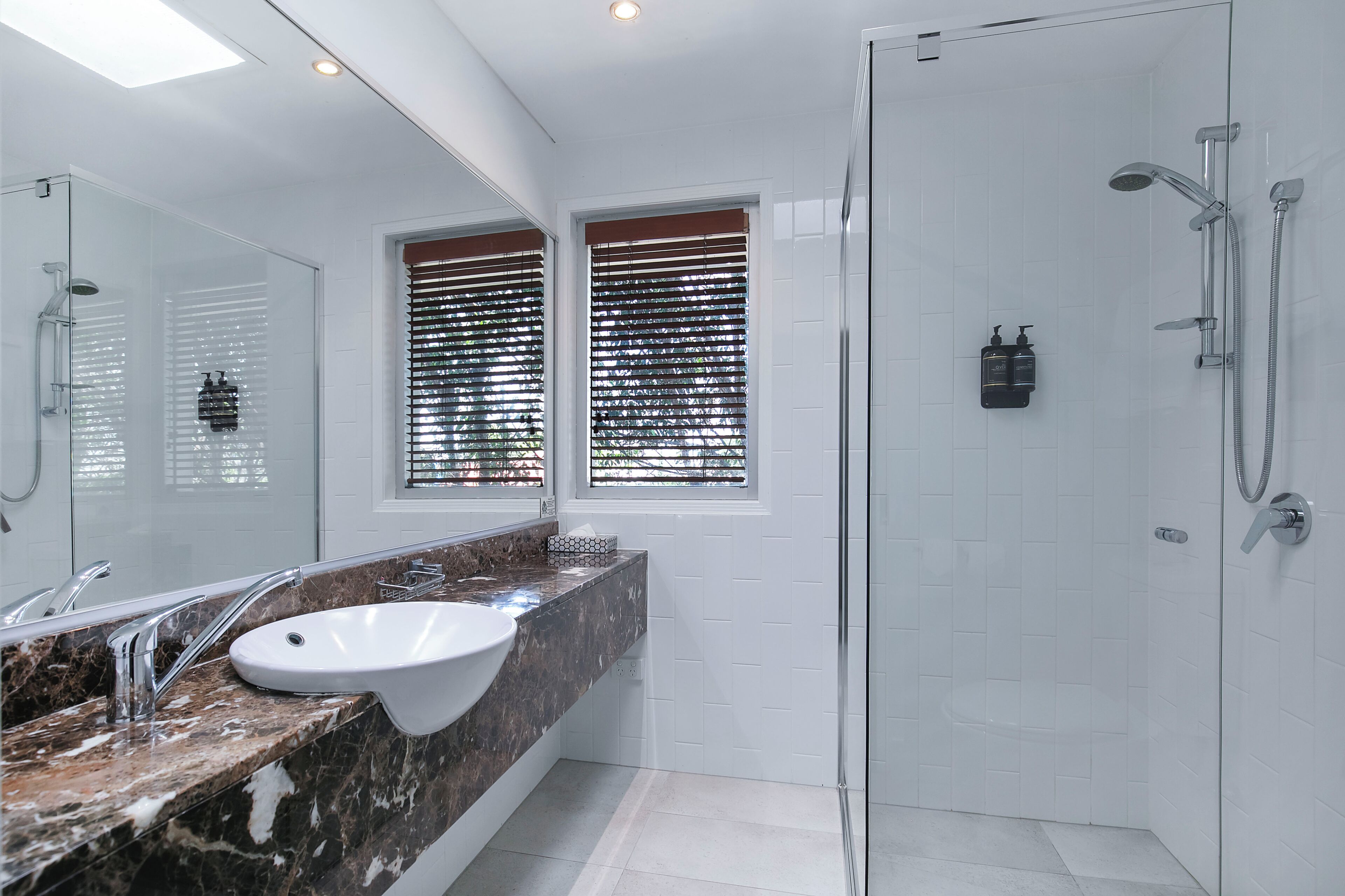 apartment, 2 bedrooms | bathroom | free toiletries, hair dryer, towels