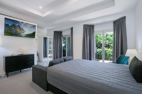 Executive Family Room | Minibar, desk, soundproofing, iron/ironing board. Comfort Inn & Suites Northgate Airport