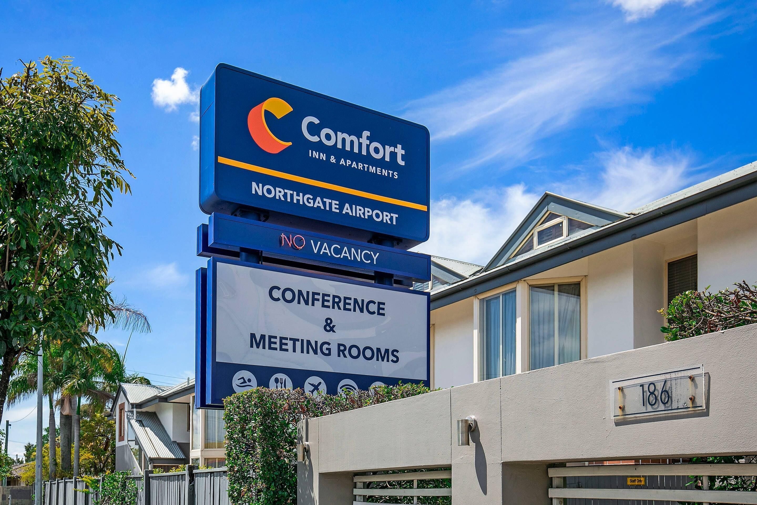 A Comfort Inn & Apartments sign at Northgate Airport, indicating no vacancy and offering conference & meeting rooms.