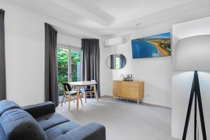 客房 (Executive Queen Room) | 起居区 | LED 电视