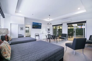 Habitación, 2 camas Queen size, para no fumadores | Minibar, escritorio, insonorización y tabla de planchar con plancha 