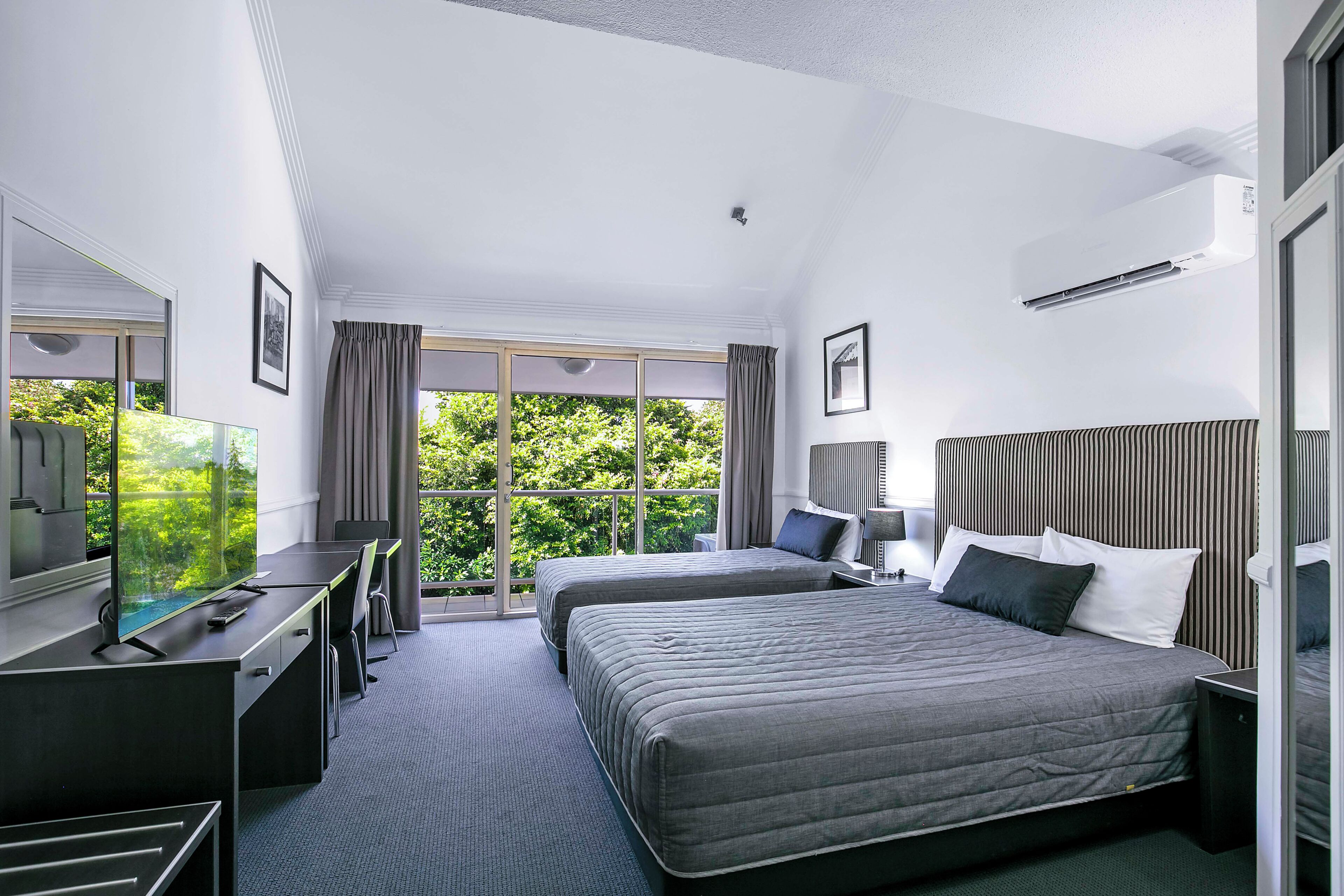 ميني بار ومكتب وتجهيزات عازلة للصوت ومكواة/لوح كي