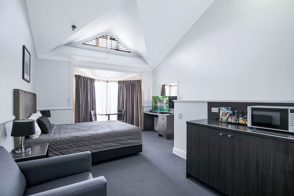 studio (studio queen room) | minibar, desk, soundproofing, iron/ironing board