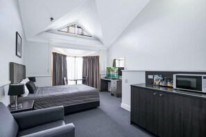 Studio (Studio Queen Room) | Minibar, desk, soundproofing, iron/ironing board