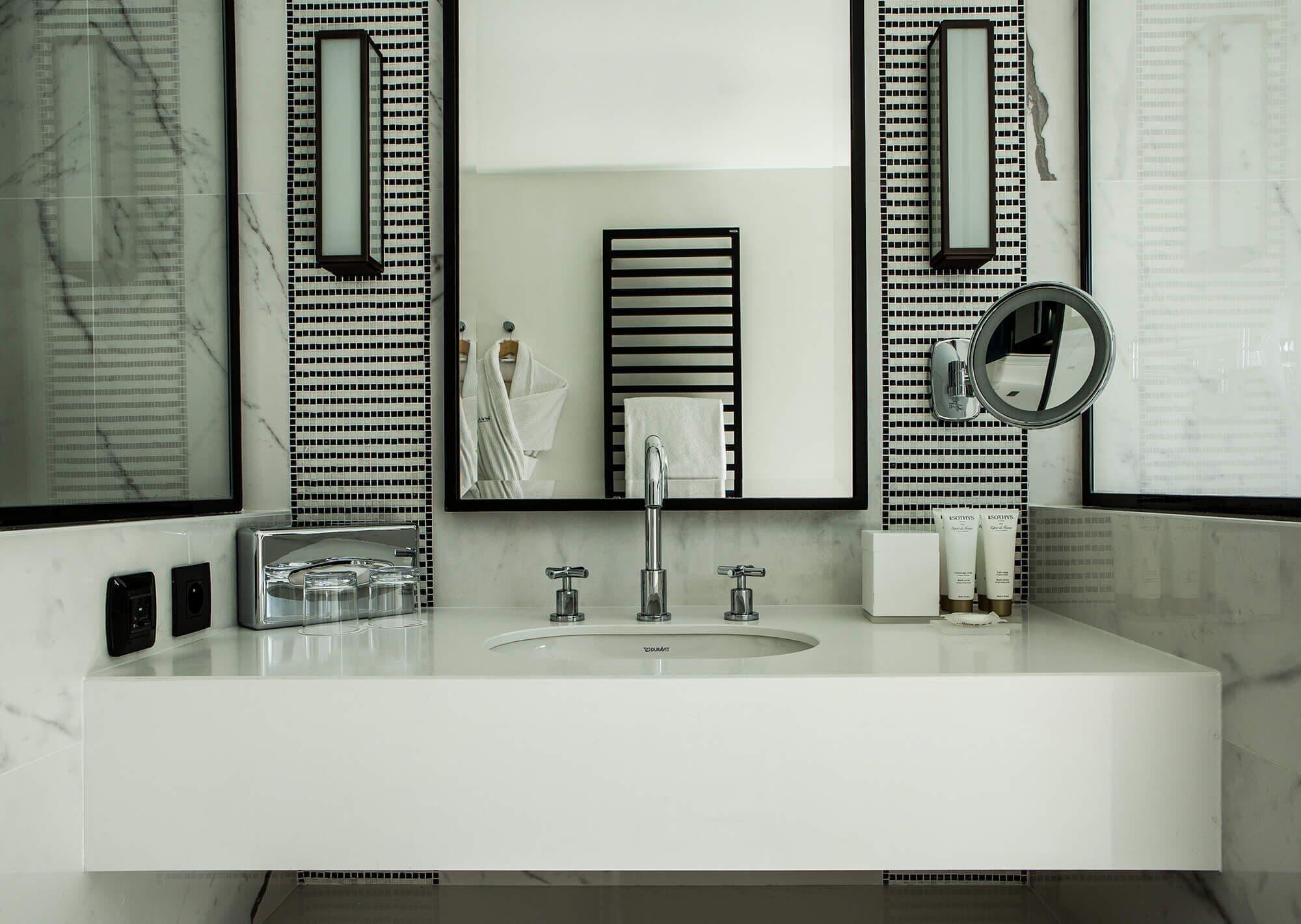 junior suite | bathroom | free toiletries, hair dryer, towels