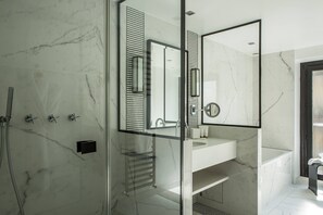 Kostenlose Toilettenartikel, Haartrockner, Handtücher