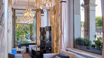 Coin salon dans le hall