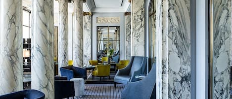 Coin salon dans le hall