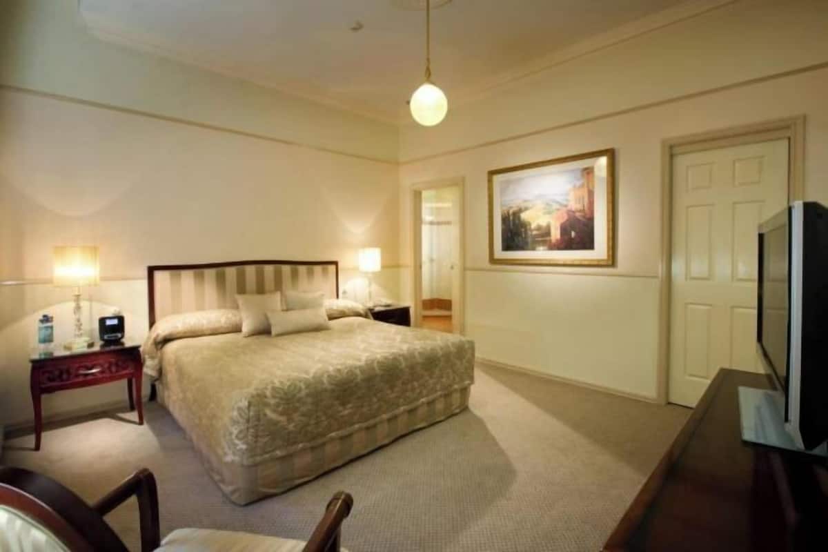 Premium bedding, pillow-top beds, minibar, in-room safe