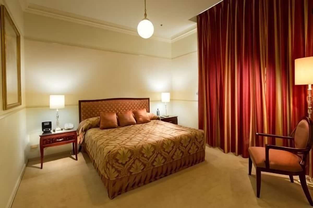 Premium bedding, pillow-top beds, minibar, in-room safe