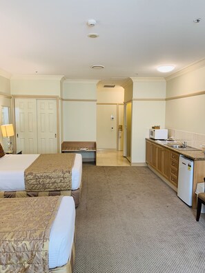 Deluxe Room | Premium bedding, pillow-top beds, minibar, in-room safe