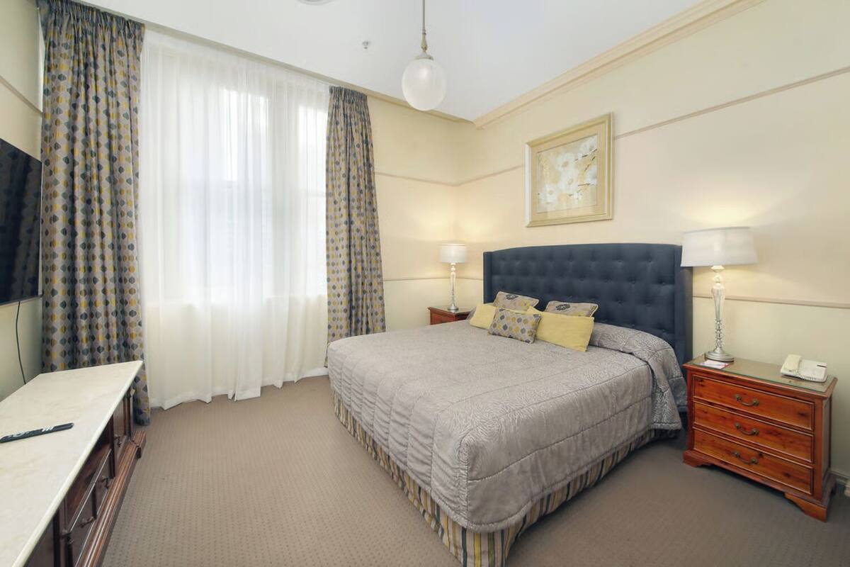 Three Beds Sub-Penthouse Apartment | 高級寢具、舒適加層、客房內保險箱、書桌