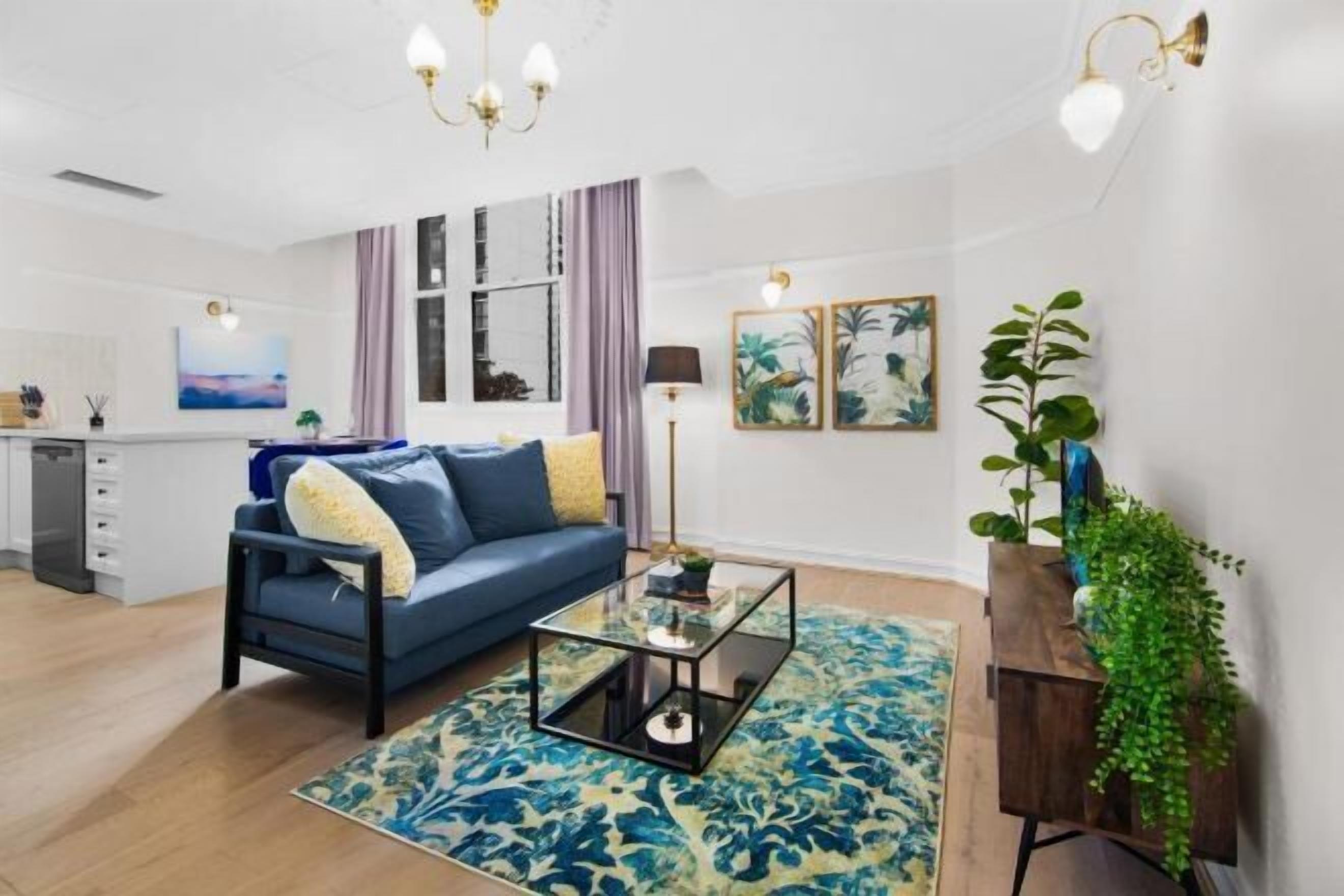 Wohnbereich | 40-Zoll-Fernseher mit Satellitenempfang, DVD-Player