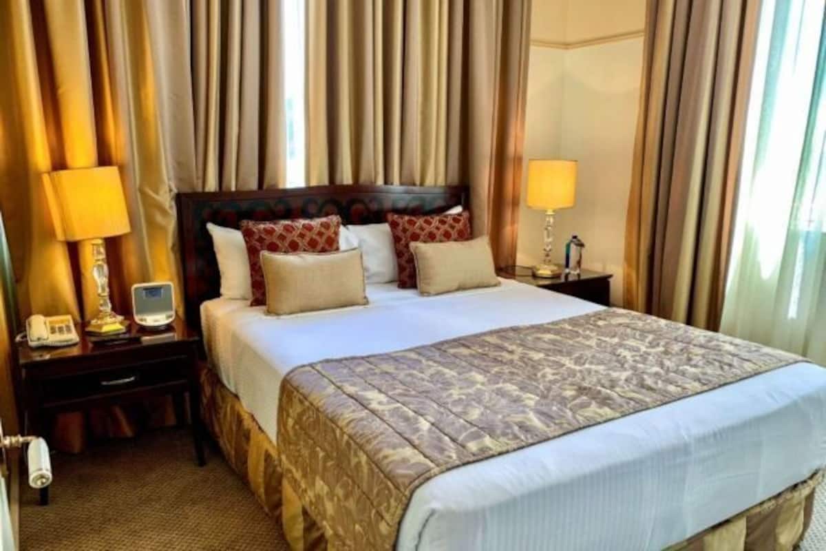 Premium bedding, pillow-top beds, minibar, in-room safe