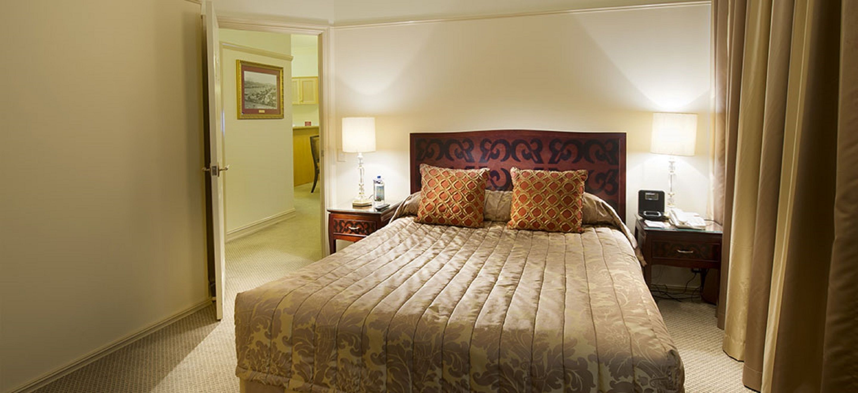 Ropa de cama de alta calidad, colchones con pillow-top y minibar 