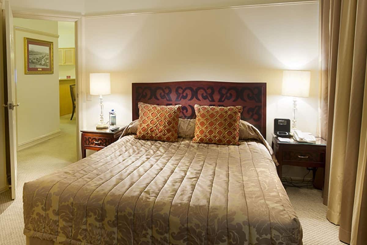 Premium bedding, pillowtop beds, minibar, in-room safe