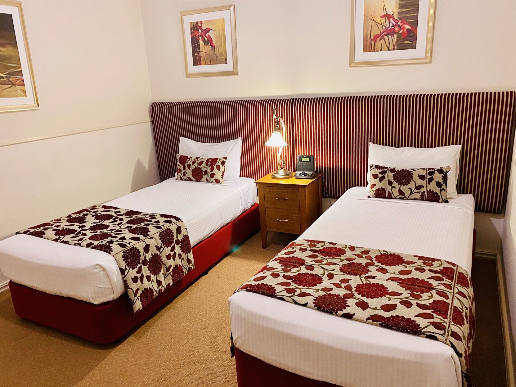 Ropa de cama de alta calidad, colchones con pillow-top y minibar 