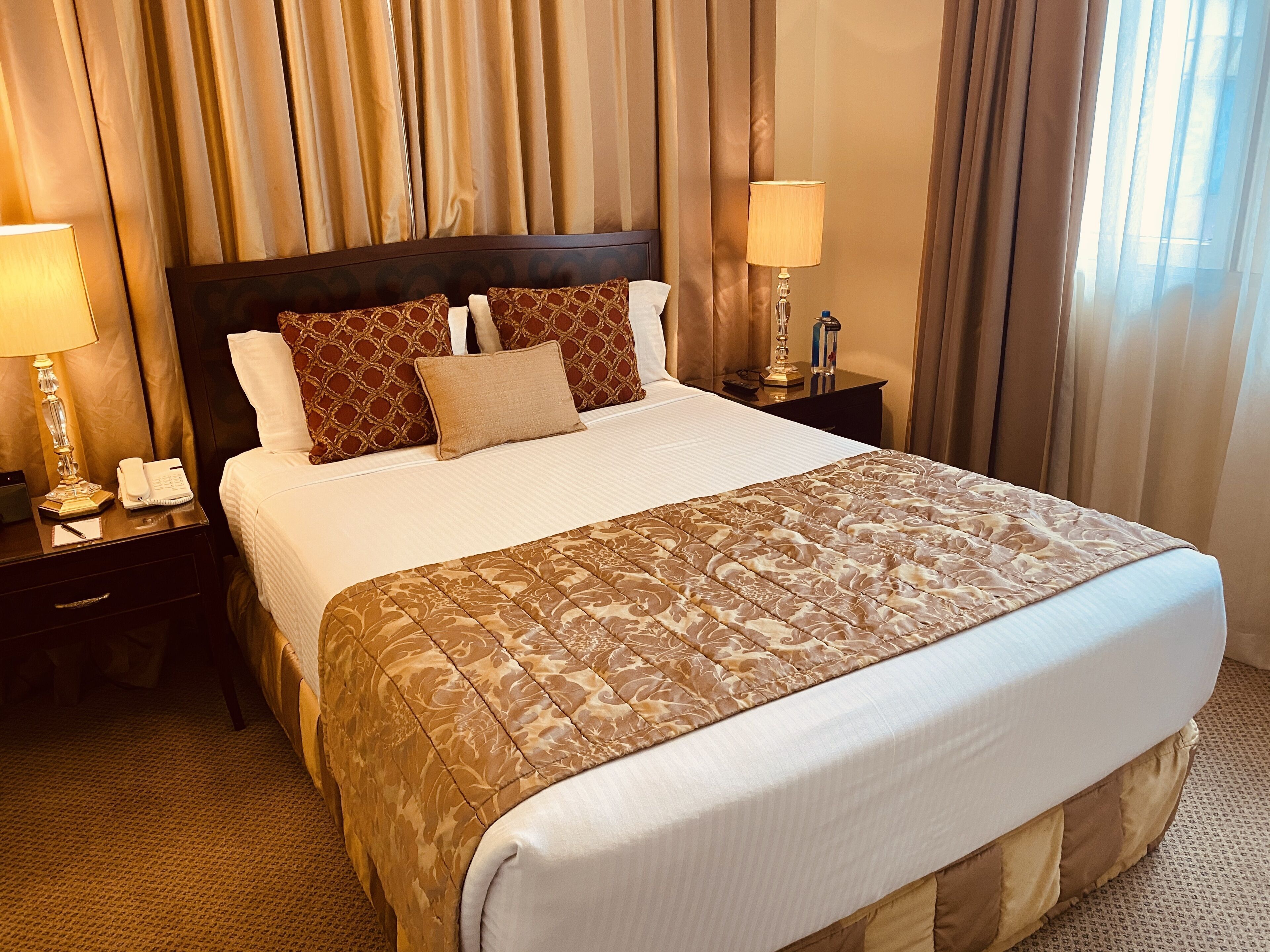 Ropa de cama de alta calidad, colchones con pillow-top y minibar 