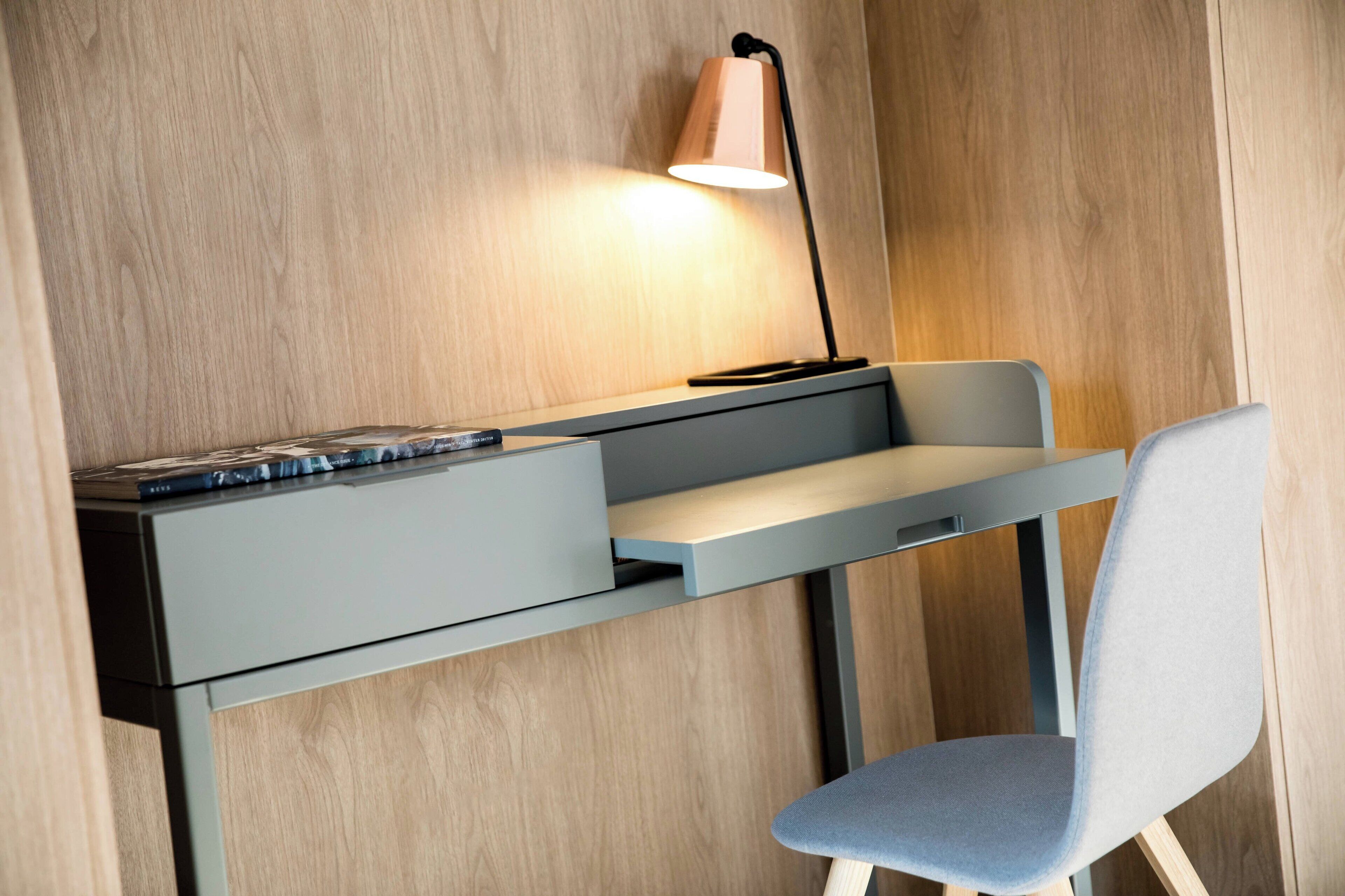 suite, 1 king bed, non smoking, corner | 1 bedroom, premium bedding, in-room safe, desk