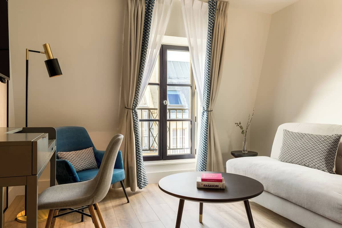 Suite, 1 Queen Bed, Non Smoking | Living room | 26-inch flat-screen TV with satellite channels, TV, iPod dock