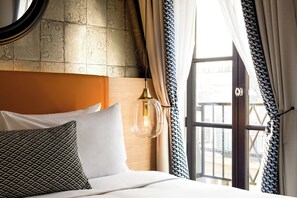 Room, 1 Queen Bed, Non Smoking | 1 bedroom, premium bedding, in-room safe, desk