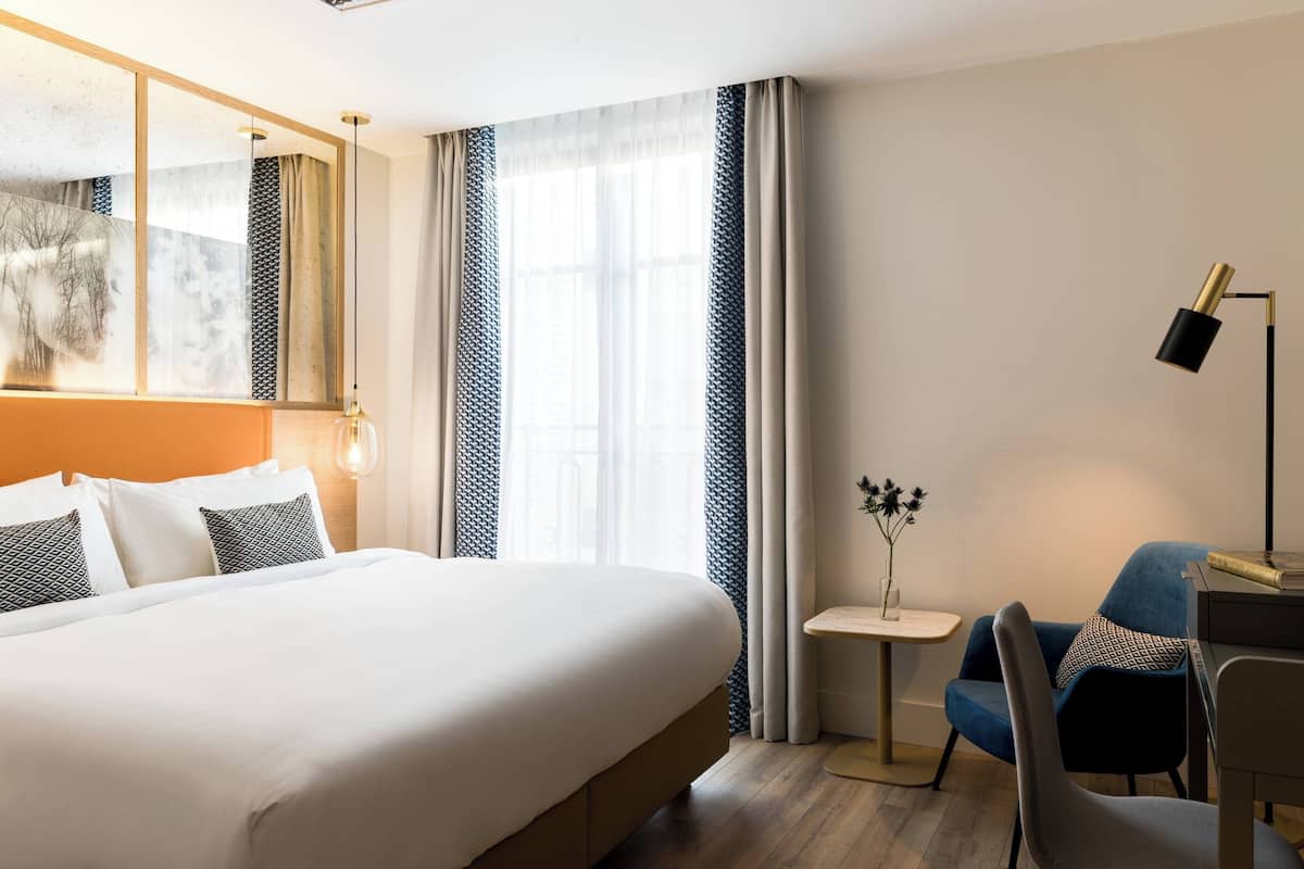 Room, 1 King Bed, Non Smoking | 1 bedroom, premium bedding, in-room safe, desk