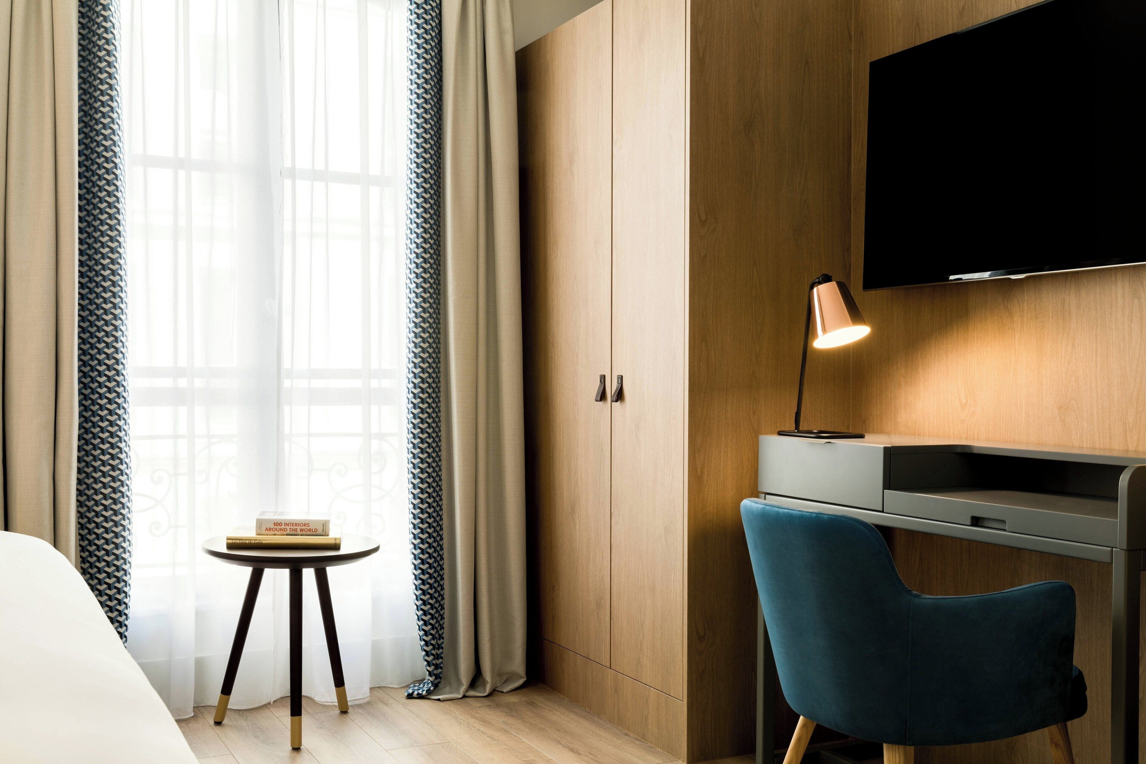 junior suite, 1 king bed, non smoking | 1 bedroom, premium bedding, in-room safe, desk