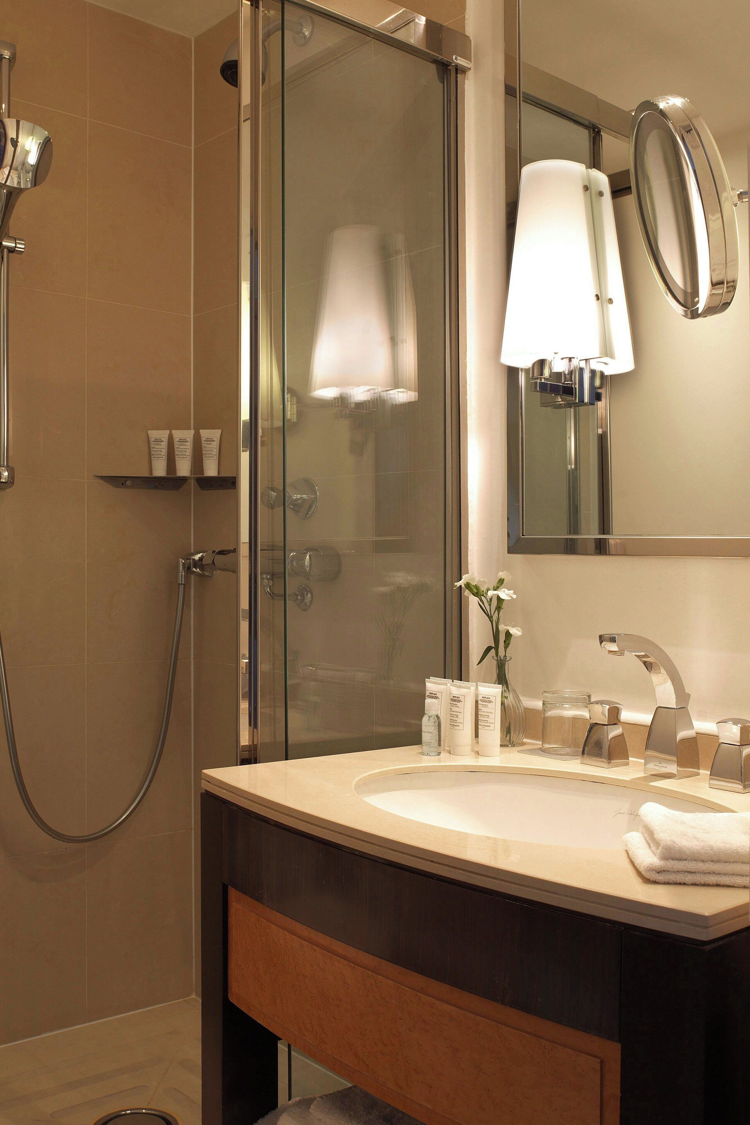 suite, 1 queen bed, non smoking | bathroom | combined shower/bathtub, designer toiletries, hair dryer, bathrobes