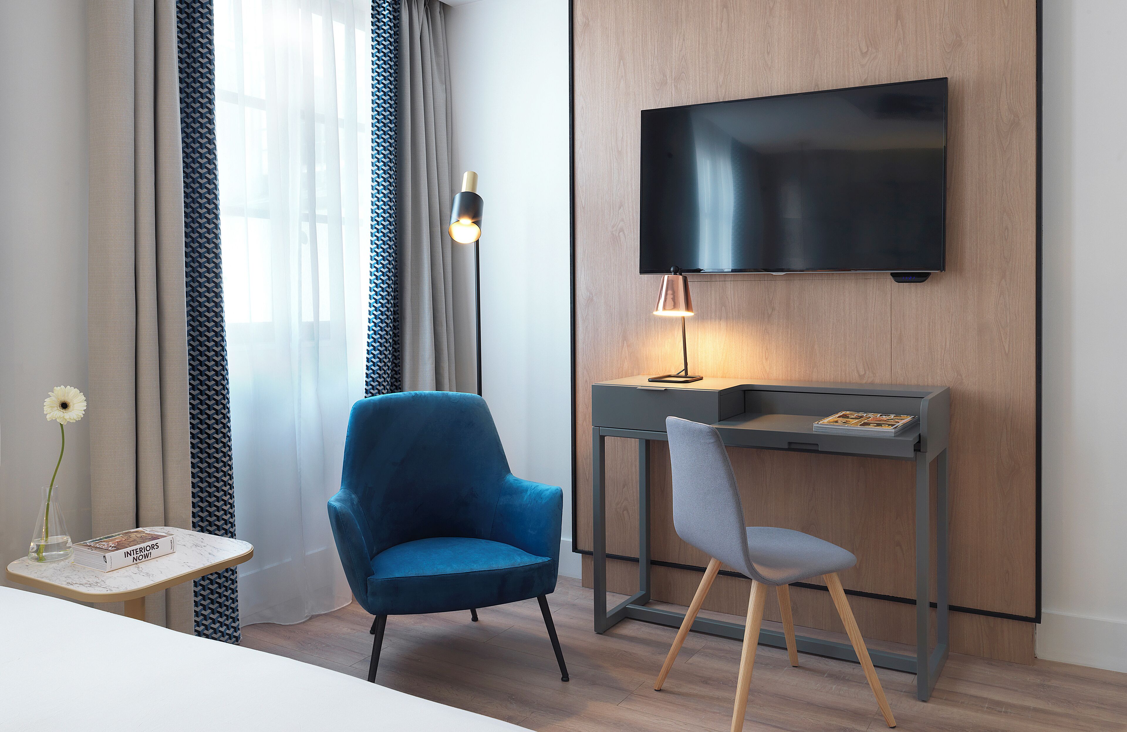 studio, 1 queen bed, non smoking | living area | 26-inch flat-screen tv with satellite channels, tv, ipod dock