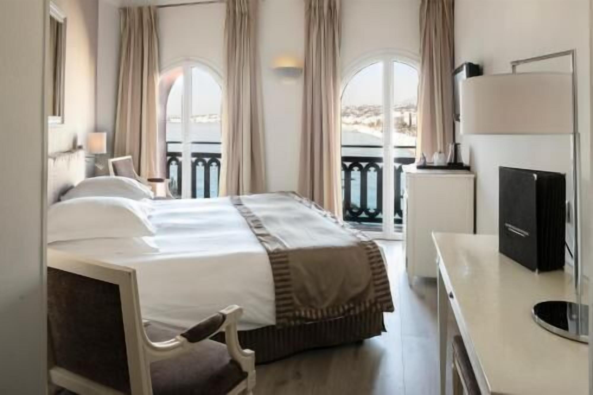 1 غرفة نوم وأسرّة سليكت كومفورت وميني بار وخزنة داخل الغرفة