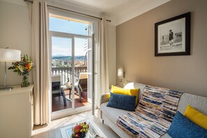 Suite, Balcony, Sea View | Living area