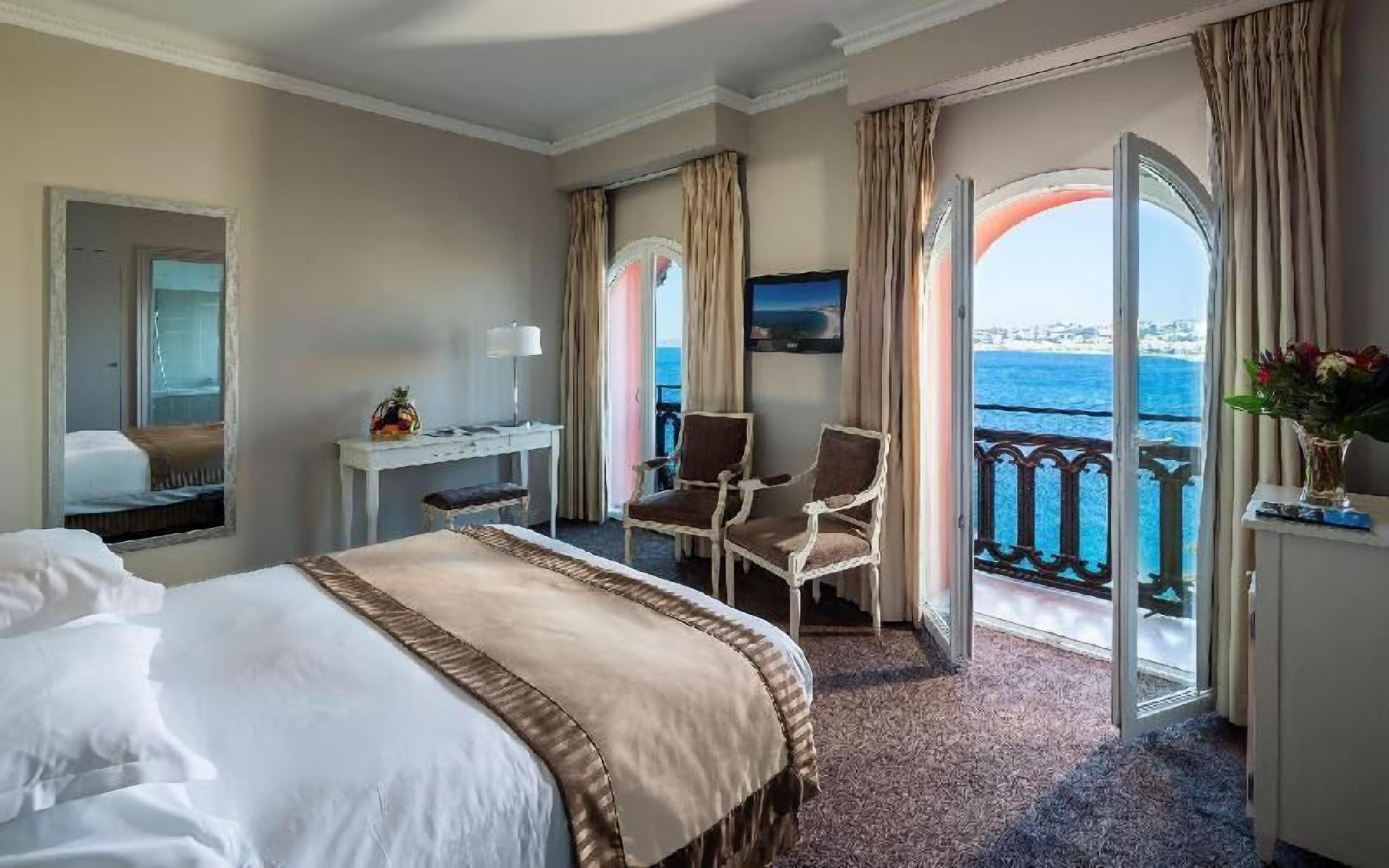 1 غرفة نوم وأسرّة سليكت كومفورت وميني بار وخزنة داخل الغرفة