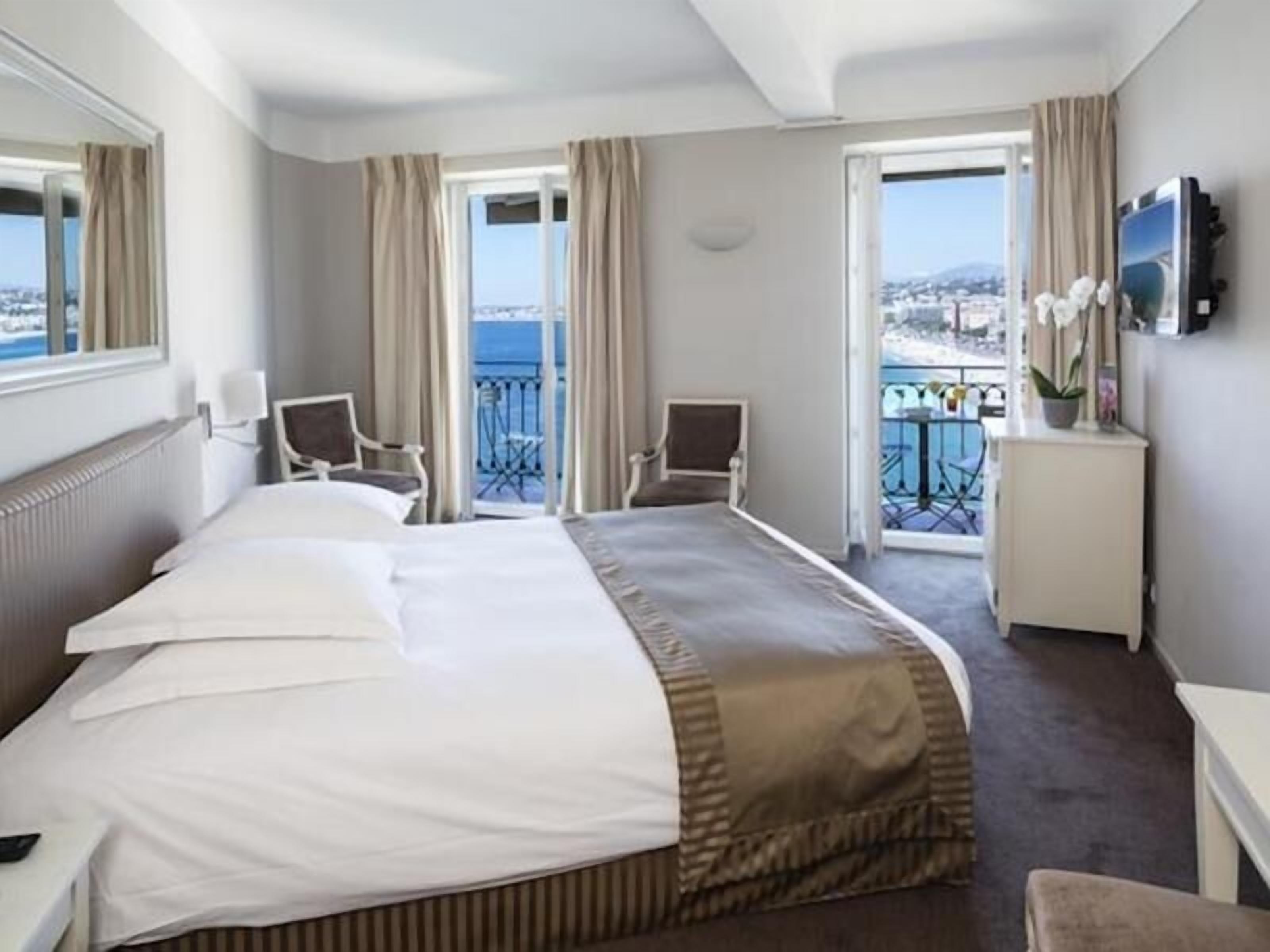 1 غرفة نوم وأسرّة سليكت كومفورت وميني بار وخزنة داخل الغرفة