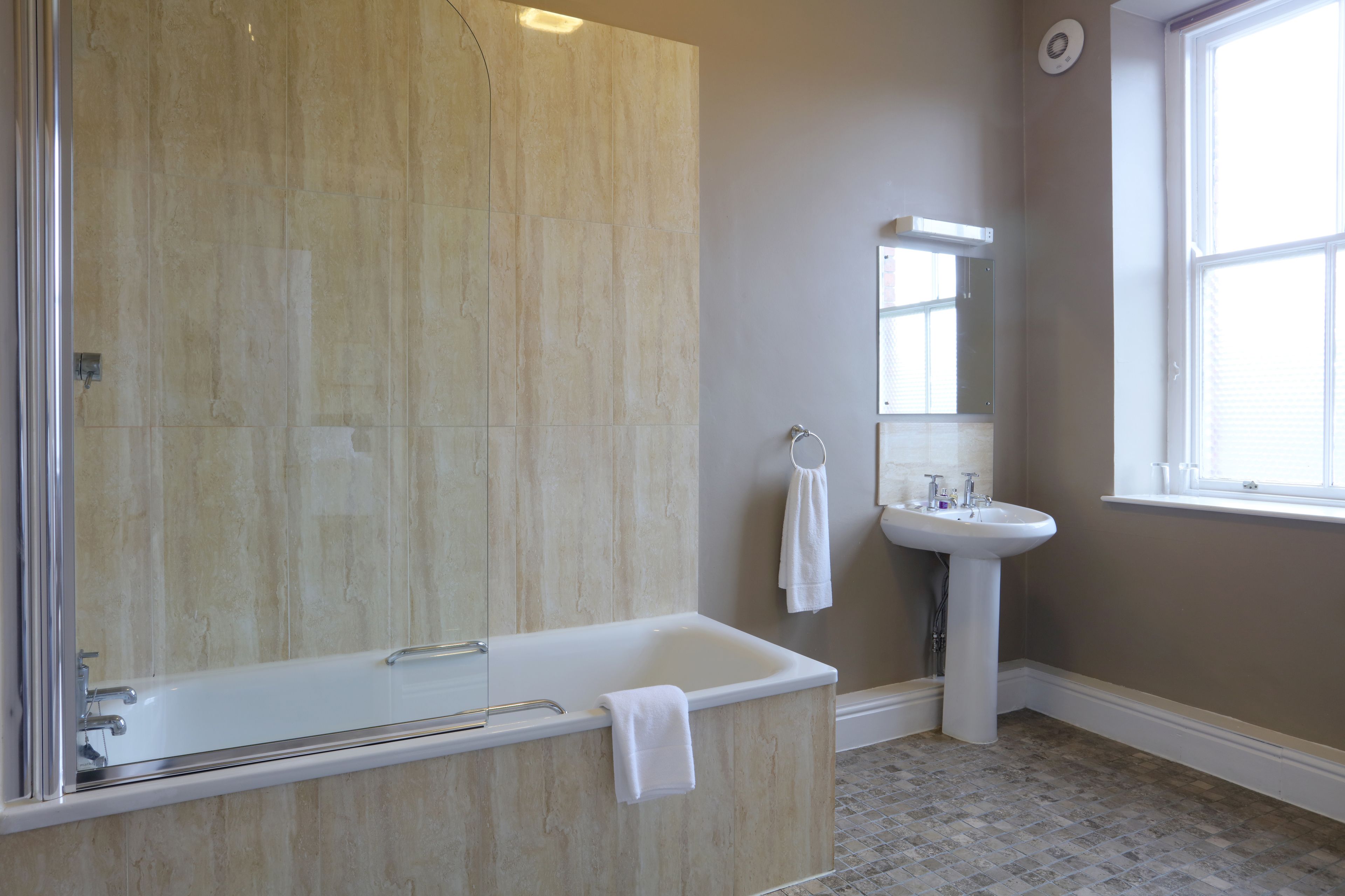 combined shower/bathtub, hair dryer, towels