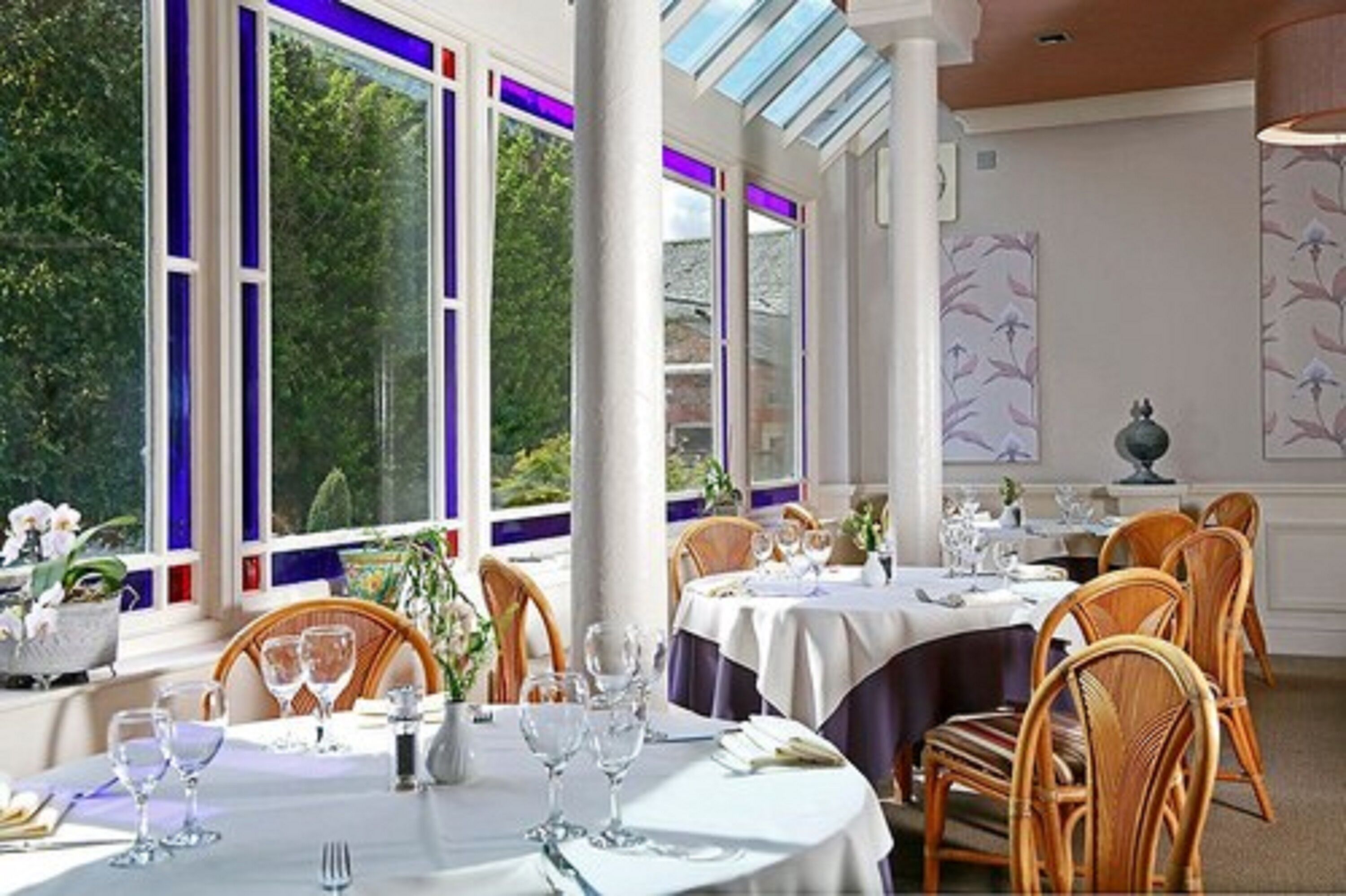 breakfast, lunch, dinner served; international cuisine