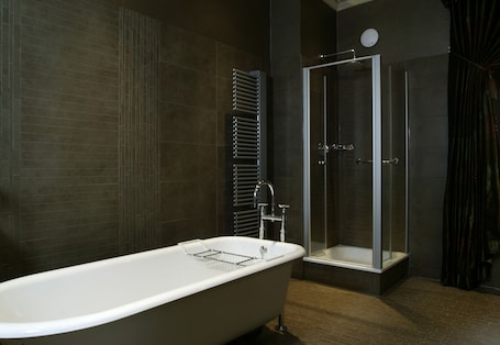 Suite | Salle de bain | Ensemble douche/baignoire, sèche-cheveux, serviettes fournies. Tufton Arms Hotel
