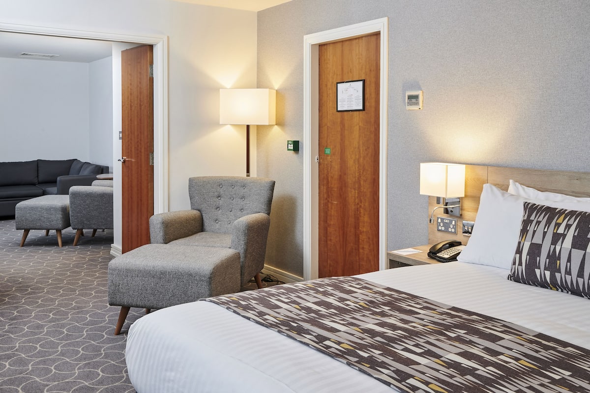 suite, 1 king bed | hypo-allergenic bedding, desk, iron/ironing board, free cots/infant beds