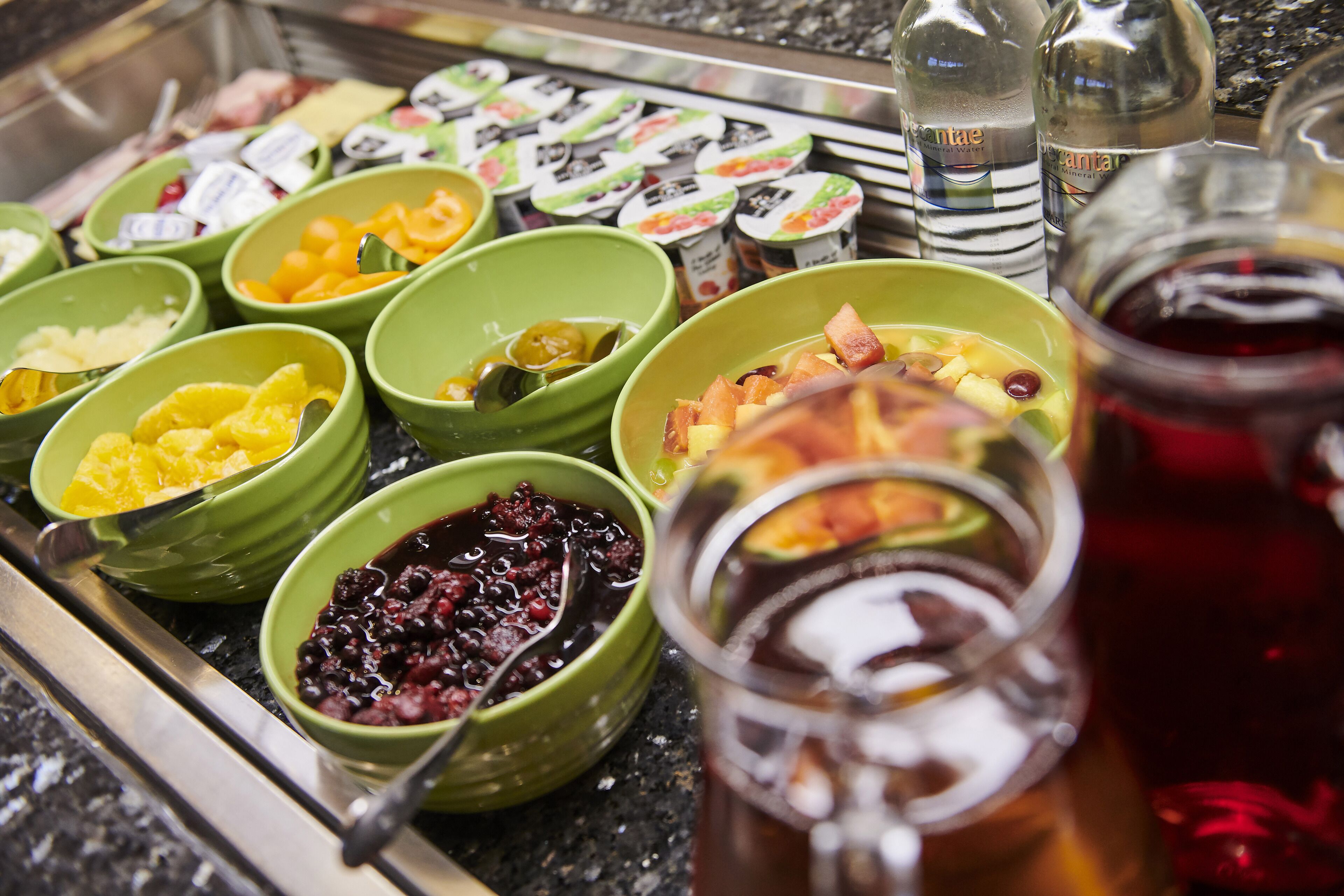 Un bufé con diversos alimentos y bebidas.
