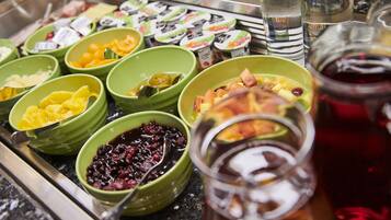 Un bufé con diversos alimentos y bebidas.