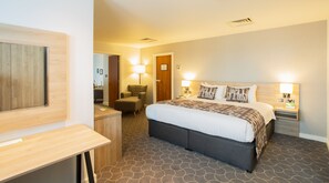 Ropa de cama hipoalergénica, escritorio y tabla de planchar con plancha 
