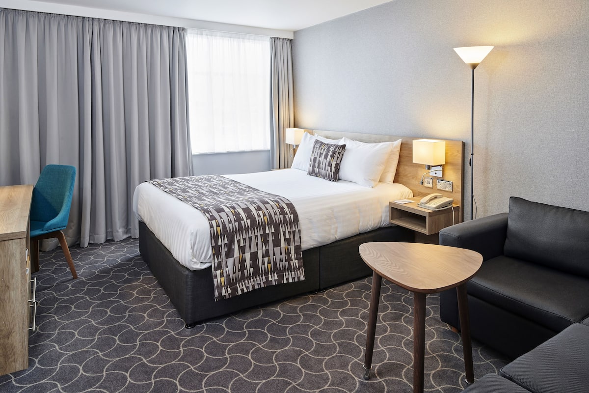 Hypo-allergenic bedding available, desk, iron/ironing board, WiFi (free)