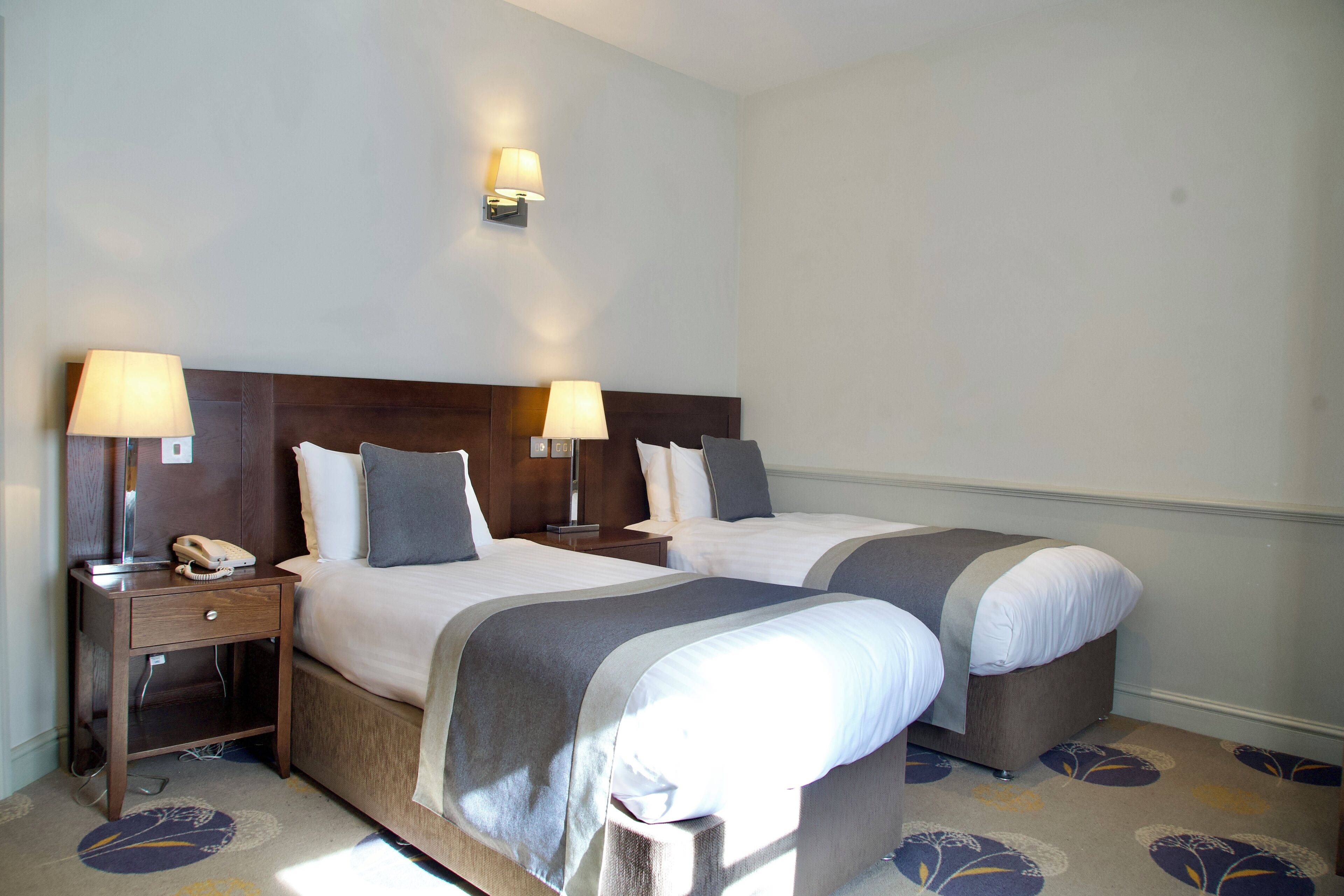 Tomannsrom – classic | Safe på rommet, skrivebord, lydisolert og strykejern/-brett