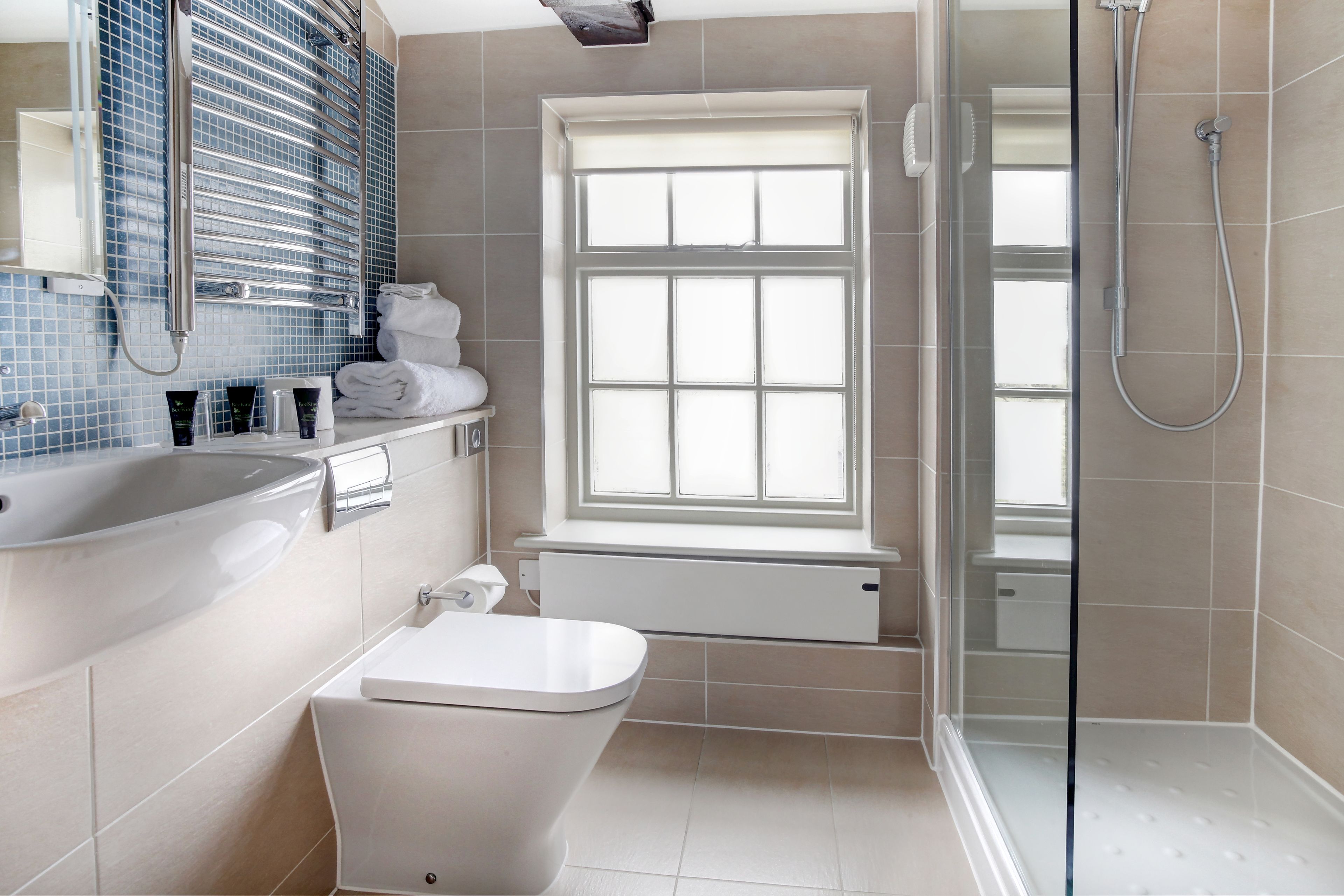 Ein modernes Badezimmer mit Badewanne, Toilette und Dusche.