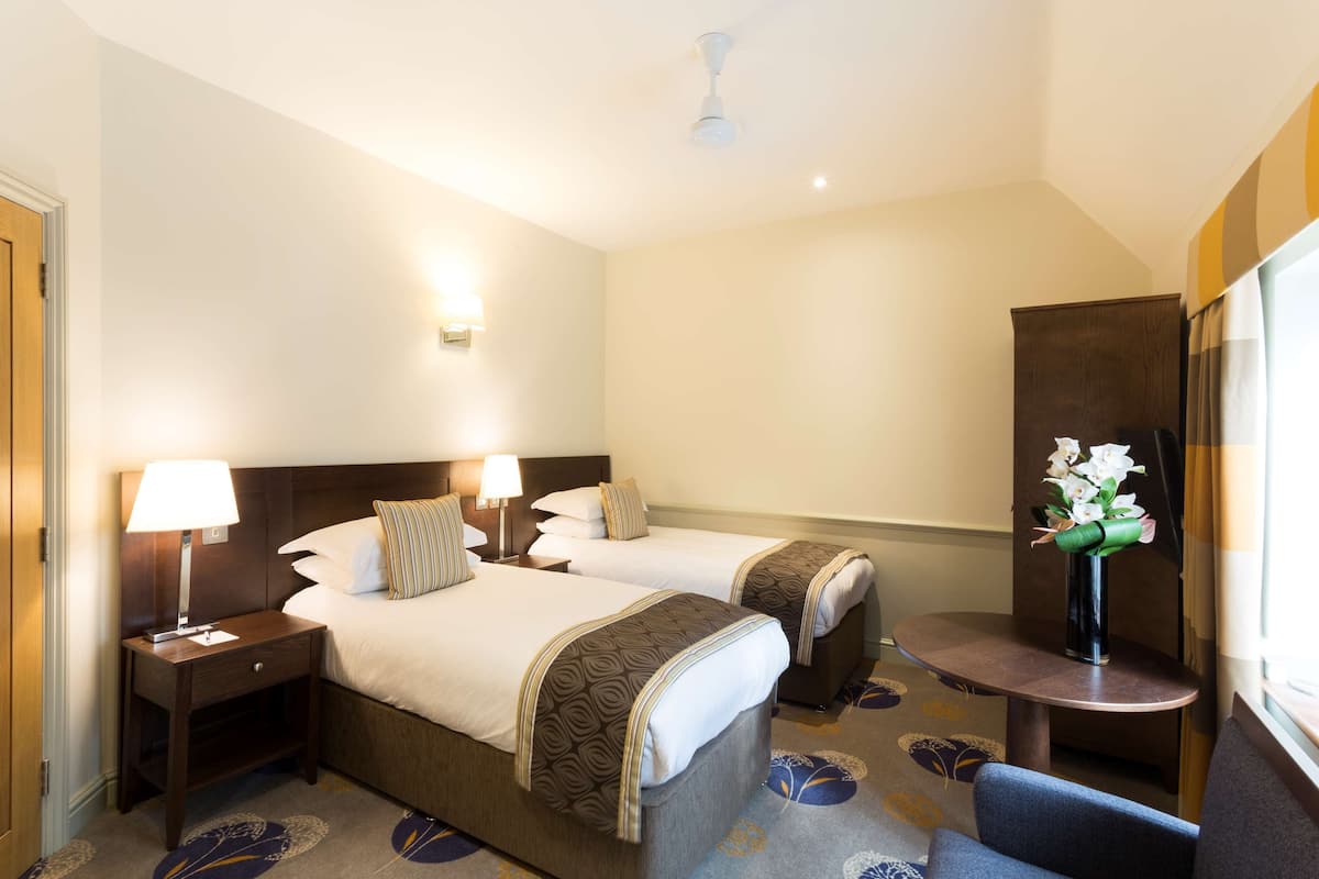 1 kamar tidur, brankas, meja kerja, dan kedap suara