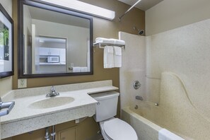 Een bad/douchecombinatie, gratis toiletartikelen, een haardroger